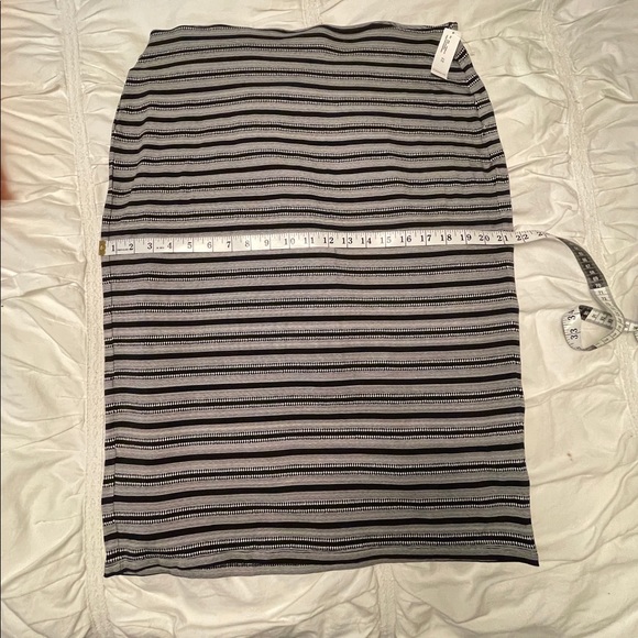 ⭐️5 for $25⭐️ BRAND NEW🌟 MIDI length skirt from old navy - NWT - Picture 5 of 6